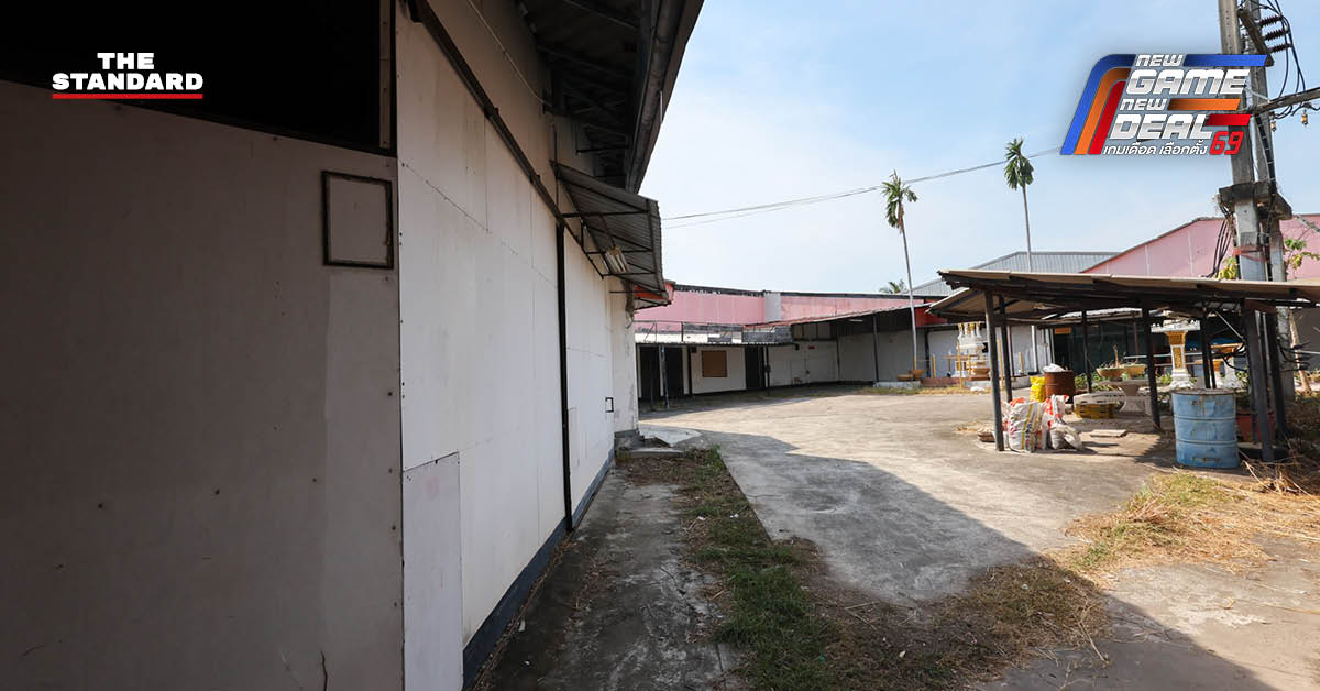 ประชาชนเฝ้าสังเกตการณ์โกดังเก่า จุดเก็บหีบบัตรเลือกตั้ง สส. ชลบุรี เขต 3