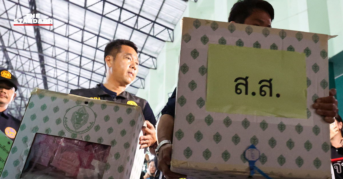 บรรยากาศเจ้าหน้าที่ขนย้ายหีบเลือกตั้งท่ามกลางการเฝ้าจับตาของประชาชนที่สนามแบดมินตันเทศบาลชลบุรี