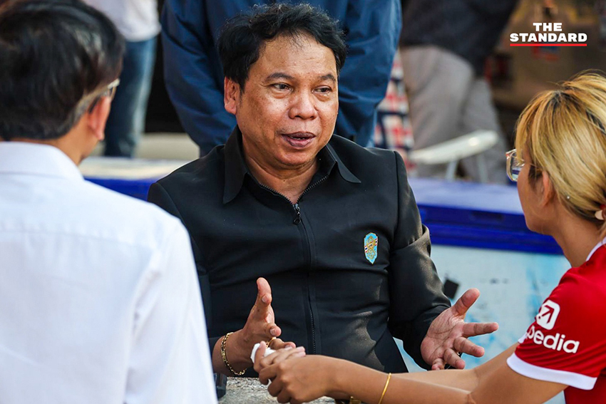 ประชาชนรวมตัวประท้วงเรียกร้องให้นับคะแนนใหม่ที่หน่วยเลือกตั้ง สส. ชลบุรี เขต 1 2