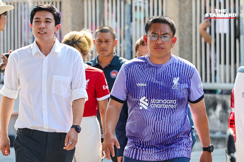 ประชาชนรวมตัวประท้วงเรียกร้องให้นับคะแนนใหม่ที่หน่วยเลือกตั้ง สส. ชลบุรี เขต 1 3