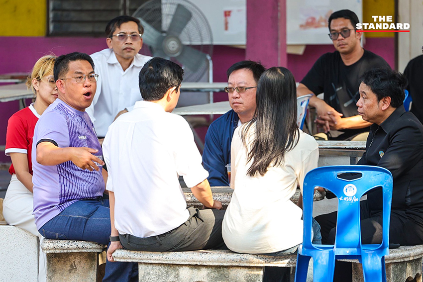 ประชาชนรวมตัวประท้วงเรียกร้องให้นับคะแนนใหม่ที่หน่วยเลือกตั้ง สส. ชลบุรี เขต 1 4