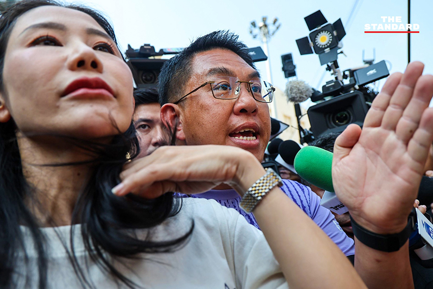 ประชาชนรวมตัวประท้วงเรียกร้องให้นับคะแนนใหม่ที่หน่วยเลือกตั้ง สส. ชลบุรี เขต 1 6