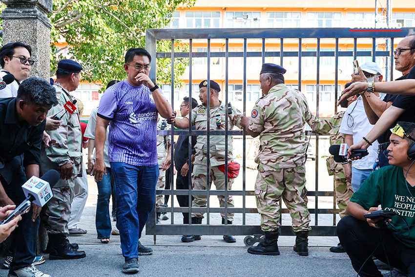 ประชาชนรวมตัวประท้วงเรียกร้องให้นับคะแนนใหม่ที่หน่วยเลือกตั้ง สส. ชลบุรี เขต 1 7