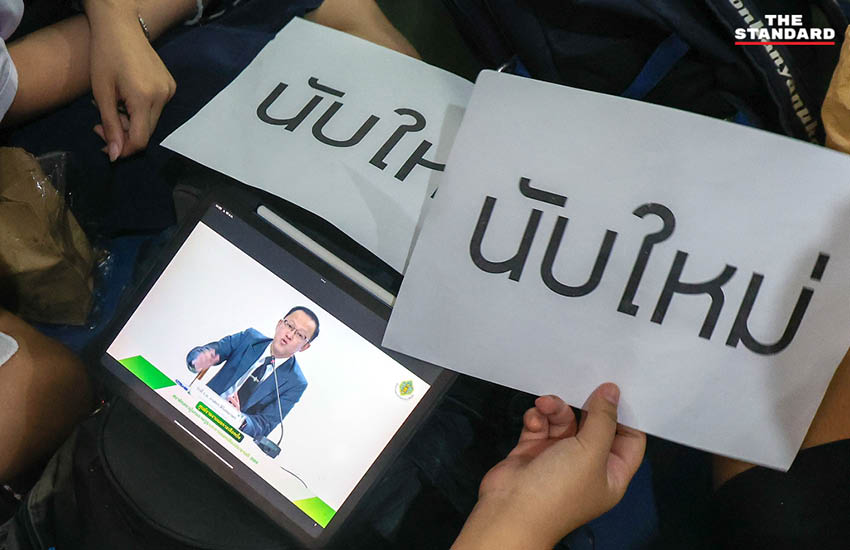 กลุ่มประชาชนปักหลักเฝ้าหีบเลือกตั้ง ชลบุรี เขต 1 เรียกร้อง กกต. นับคะแนนใหม่ 10