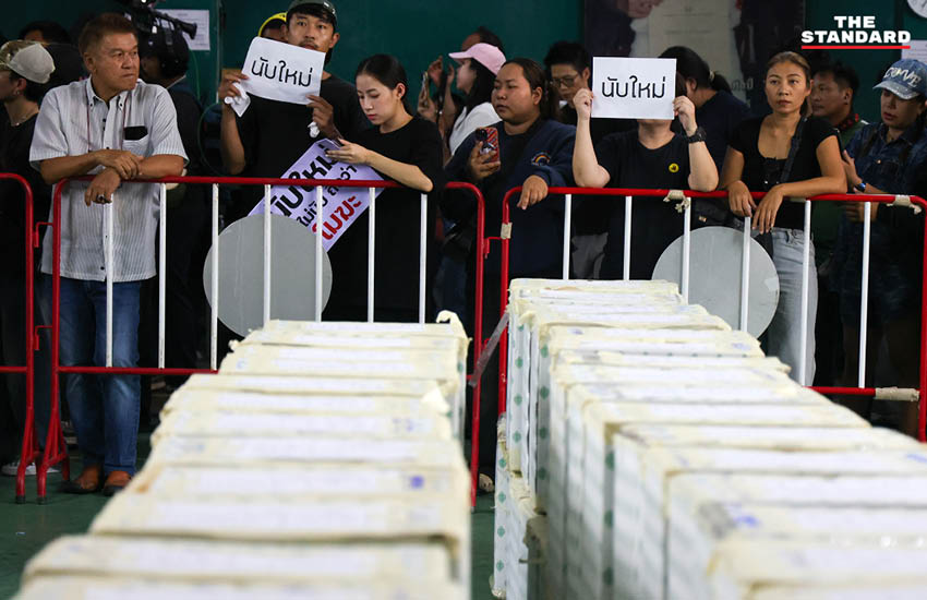 กลุ่มประชาชนปักหลักเฝ้าหีบเลือกตั้ง ชลบุรี เขต 1 เรียกร้อง กกต. นับคะแนนใหม่ 11