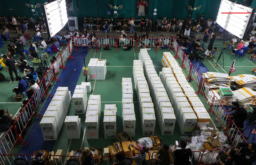 กลุ่มประชาชนปักหลักเฝ้าหีบเลือกตั้ง ชลบุรี เขต 1 เรียกร้อง กกต. นับคะแนนใหม่ 12