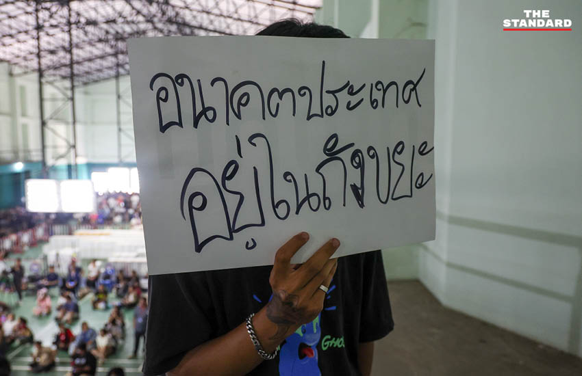 กลุ่มประชาชนปักหลักเฝ้าหีบเลือกตั้ง ชลบุรี เขต 1 เรียกร้อง กกต. นับคะแนนใหม่ 14