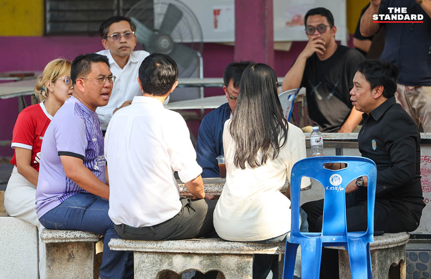 กลุ่มประชาชนปักหลักเฝ้าหีบเลือกตั้ง ชลบุรี เขต 1 เรียกร้อง กกต. นับคะแนนใหม่ 4