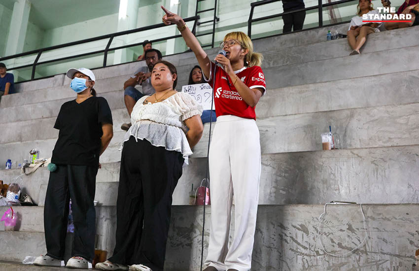 กลุ่มประชาชนปักหลักเฝ้าหีบเลือกตั้ง ชลบุรี เขต 1 เรียกร้อง กกต. นับคะแนนใหม่ 5