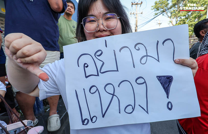 กลุ่มประชาชนปักหลักเฝ้าหีบเลือกตั้ง ชลบุรี เขต 1 เรียกร้อง กกต. นับคะแนนใหม่ 7