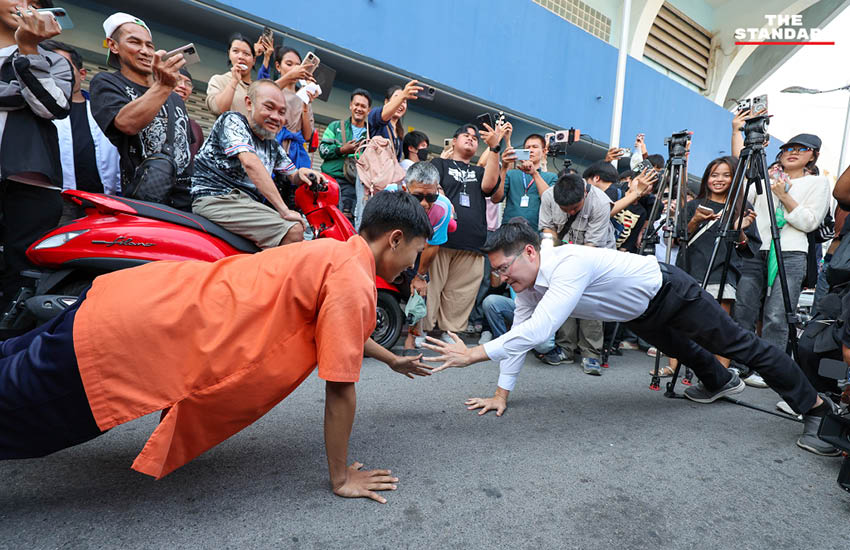 กลุ่มประชาชนปักหลักเฝ้าหีบเลือกตั้ง ชลบุรี เขต 1 เรียกร้อง กกต. นับคะแนนใหม่ 8