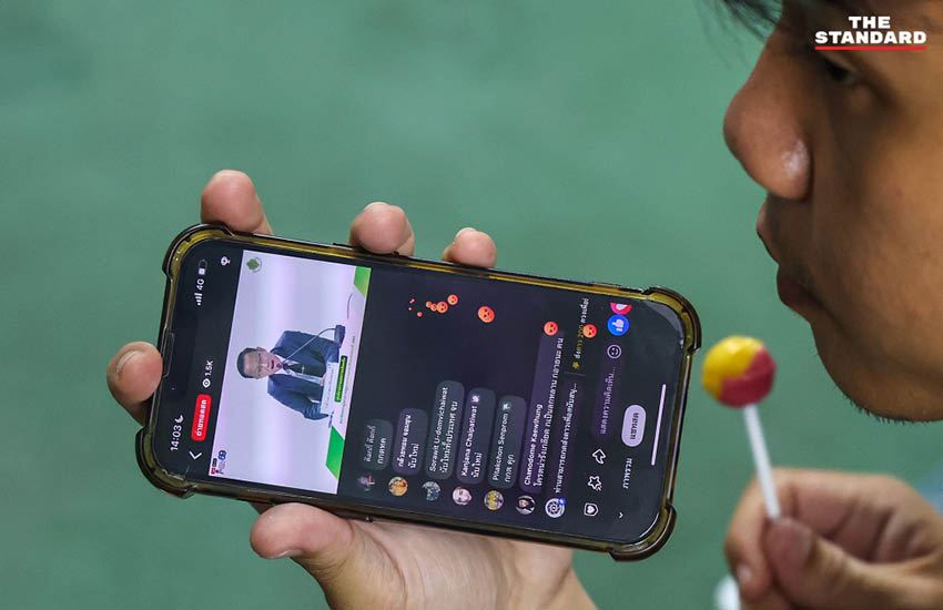 กลุ่มประชาชนปักหลักเฝ้าหีบเลือกตั้ง ชลบุรี เขต 1 เรียกร้อง กกต. นับคะแนนใหม่ 9