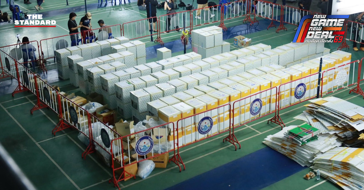 นริศ นิรามัยวงศ์ ผู้ว่าราชการจังหวัดชลบุรี ตรวจเยี่ยมโรงยิมเนเซียมที่ใช้เก็บหีบบัตรเลือกตั้ง พร้อมกำชับเจ้าหน้าที่ดูแลความเรียบร้อยและประชาชนที่มารอผลการเลือกตั้ง