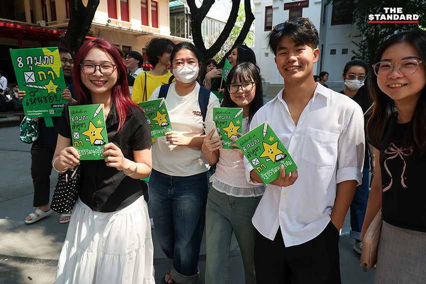 ศ.พิเศษ ธงทอง จันทรางศุ และ รศ.ดร. เจษฎา เด่นดวงบริพันธ์ ร่วมเดินขบวนรณรงค์ประชามติ เพื่อรัฐธรรมนูญใหม่ รอบจุฬาลงกรณ์มหาวิทยาลัย 10