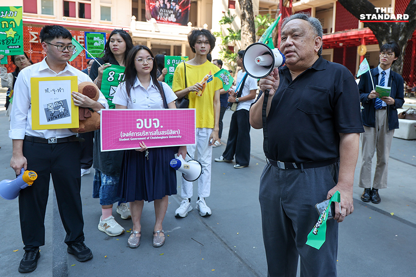 ศ.พิเศษ ธงทอง จันทรางศุ และ รศ.ดร. เจษฎา เด่นดวงบริพันธ์ ร่วมเดินขบวนรณรงค์ประชามติ เพื่อรัฐธรรมนูญใหม่ รอบจุฬาลงกรณ์มหาวิทยาลัย 4