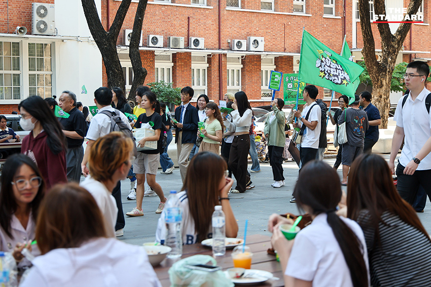 ศ.พิเศษ ธงทอง จันทรางศุ และ รศ.ดร. เจษฎา เด่นดวงบริพันธ์ ร่วมเดินขบวนรณรงค์ประชามติ เพื่อรัฐธรรมนูญใหม่ รอบจุฬาลงกรณ์มหาวิทยาลัย 5