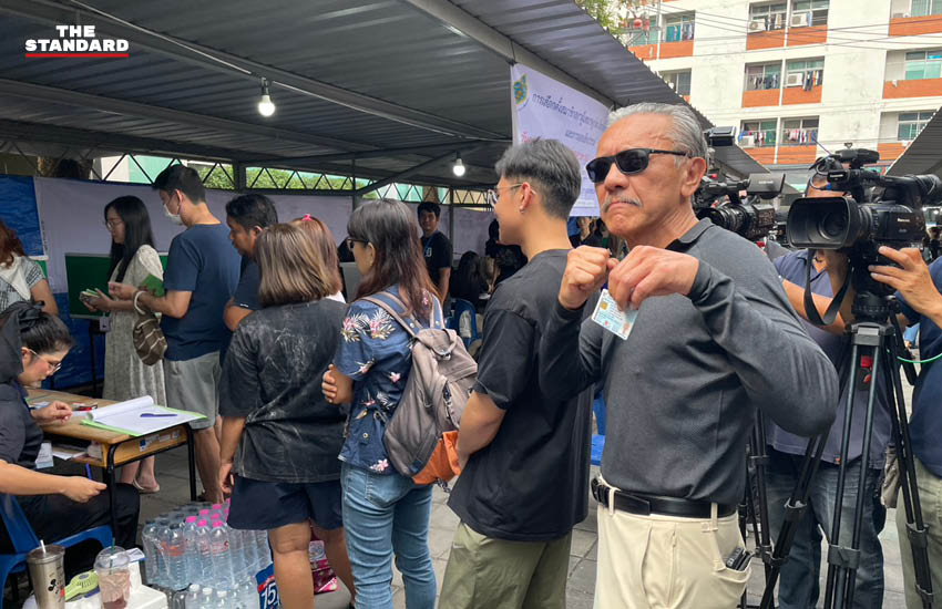 ชูวิทย์ กมลวิศิษฎ์ ชูกำปั้นพร้อมน้ำตาคลอระหว่างเดินทางมาใช้สิทธิเลือกตั้ง โดยเชิญชวนประชาชนใช้สติก่อนตัดสินใจลงคะแนน 1