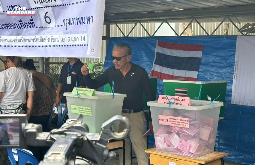 ชูวิทย์ กมลวิศิษฎ์ ชูกำปั้นพร้อมน้ำตาคลอระหว่างเดินทางมาใช้สิทธิเลือกตั้ง โดยเชิญชวนประชาชนใช้สติก่อนตัดสินใจลงคะแนน 3