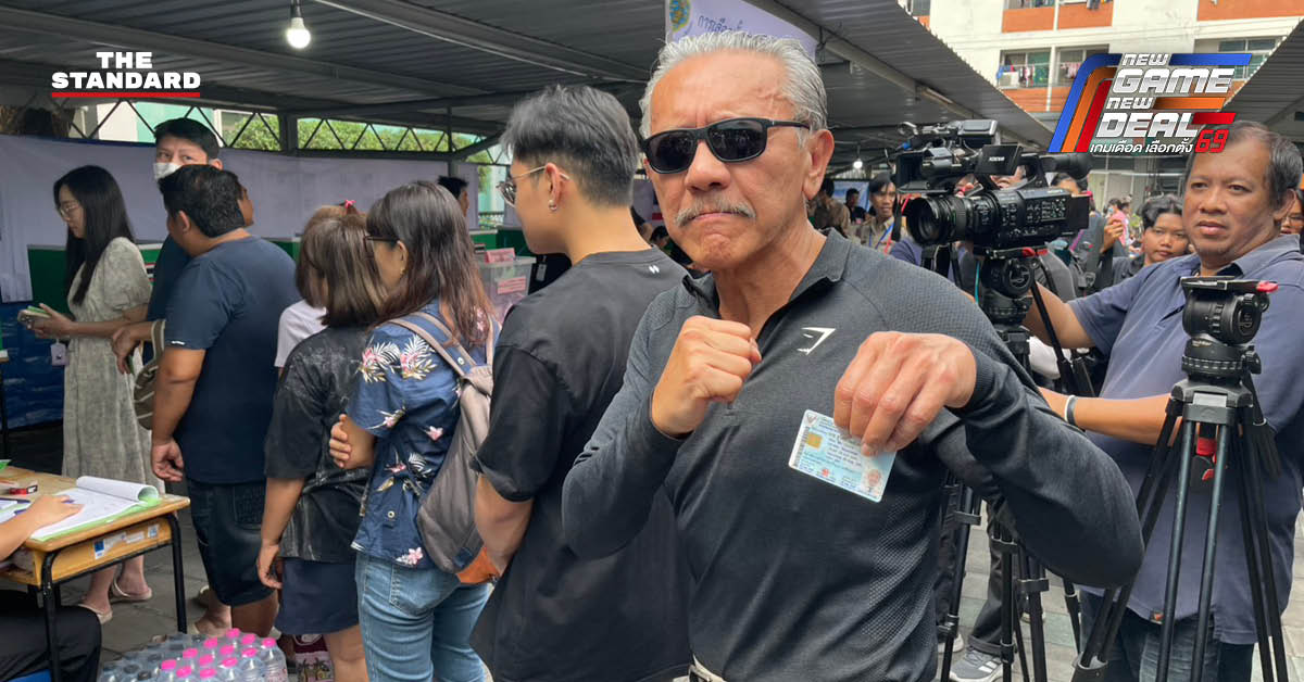 ชูวิทย์ กมลวิศิษฎ์ ชูกำปั้นพร้อมน้ำตาคลอระหว่างเดินทางมาใช้สิทธิเลือกตั้ง โดยเชิญชวนประชาชนใช้สติก่อนตัดสินใจลงคะแนน