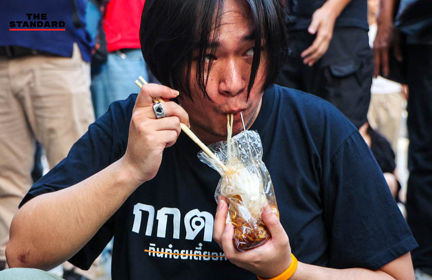 กลุ่มพลเมืองอิสระรวมตัวประท้วงหน้าหอศิลป์ฯ จัดกิจกรรม 'กินก๋วยเตี๋ยว' พร้อมชูป้ายเรียกร้องให้ กกต. นับคะแนนเลือกตั้งใหม่ทั้งประเทศ 1
