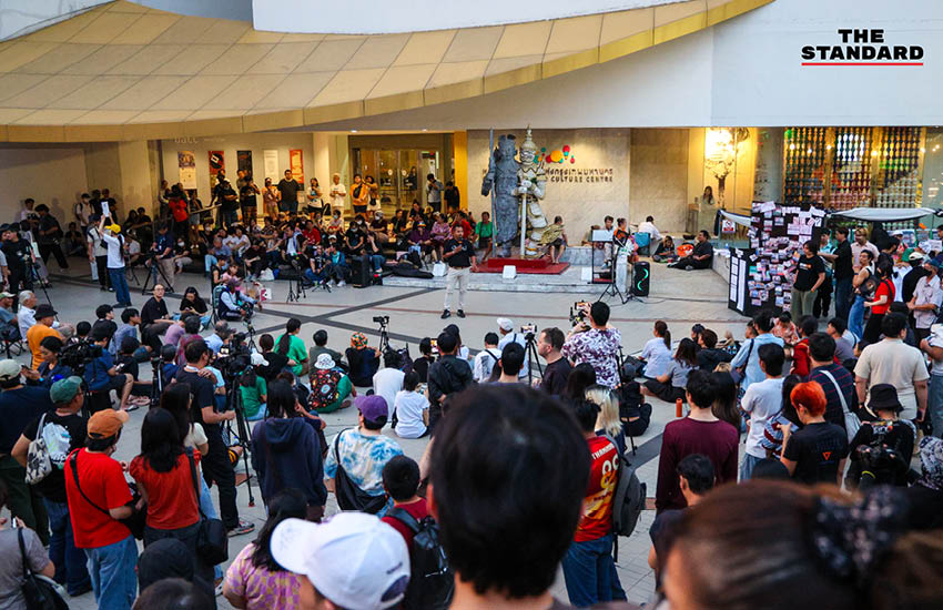 กลุ่มพลเมืองอิสระรวมตัวประท้วงหน้าหอศิลป์ฯ จัดกิจกรรม 'กินก๋วยเตี๋ยว' พร้อมชูป้ายเรียกร้องให้ กกต. นับคะแนนเลือกตั้งใหม่ทั้งประเทศ 12