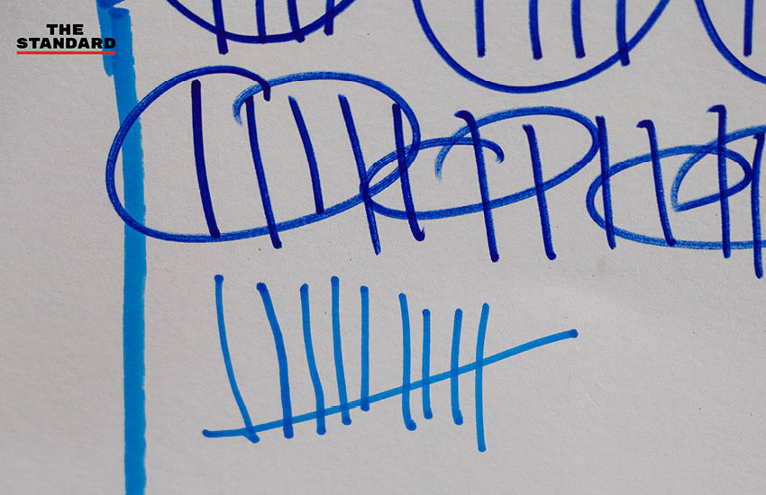 กลุ่มพลเมืองอิสระรวมตัวประท้วงหน้าหอศิลป์ฯ จัดกิจกรรม 'กินก๋วยเตี๋ยว' พร้อมชูป้ายเรียกร้องให้ กกต. นับคะแนนเลือกตั้งใหม่ทั้งประเทศ 14