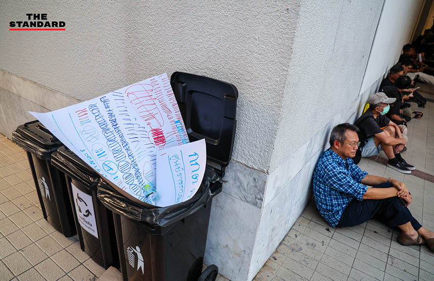 กลุ่มพลเมืองอิสระรวมตัวประท้วงหน้าหอศิลป์ฯ จัดกิจกรรม 'กินก๋วยเตี๋ยว' พร้อมชูป้ายเรียกร้องให้ กกต. นับคะแนนเลือกตั้งใหม่ทั้งประเทศ 4