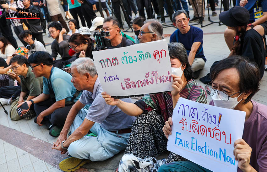 กลุ่มพลเมืองอิสระรวมตัวประท้วงหน้าหอศิลป์ฯ จัดกิจกรรม 'กินก๋วยเตี๋ยว' พร้อมชูป้ายเรียกร้องให้ กกต. นับคะแนนเลือกตั้งใหม่ทั้งประเทศ 5