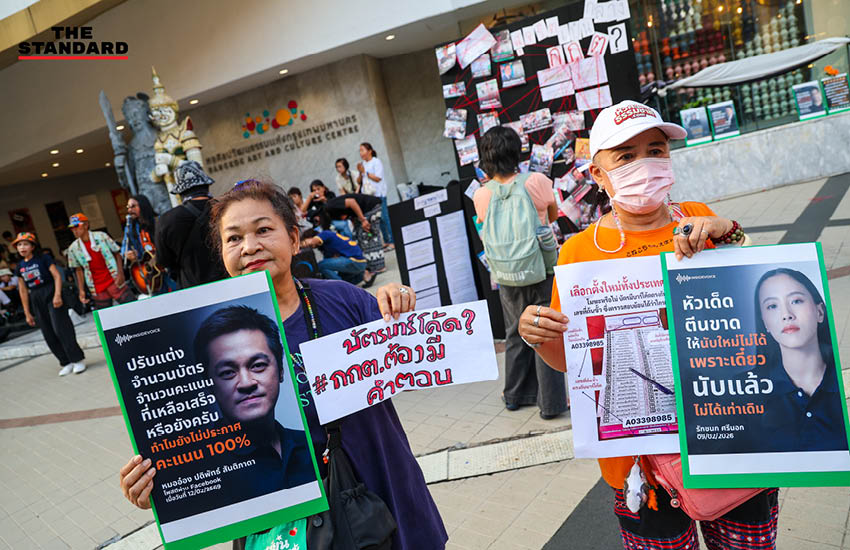 กลุ่มพลเมืองอิสระรวมตัวประท้วงหน้าหอศิลป์ฯ จัดกิจกรรม 'กินก๋วยเตี๋ยว' พร้อมชูป้ายเรียกร้องให้ กกต. นับคะแนนเลือกตั้งใหม่ทั้งประเทศ 6