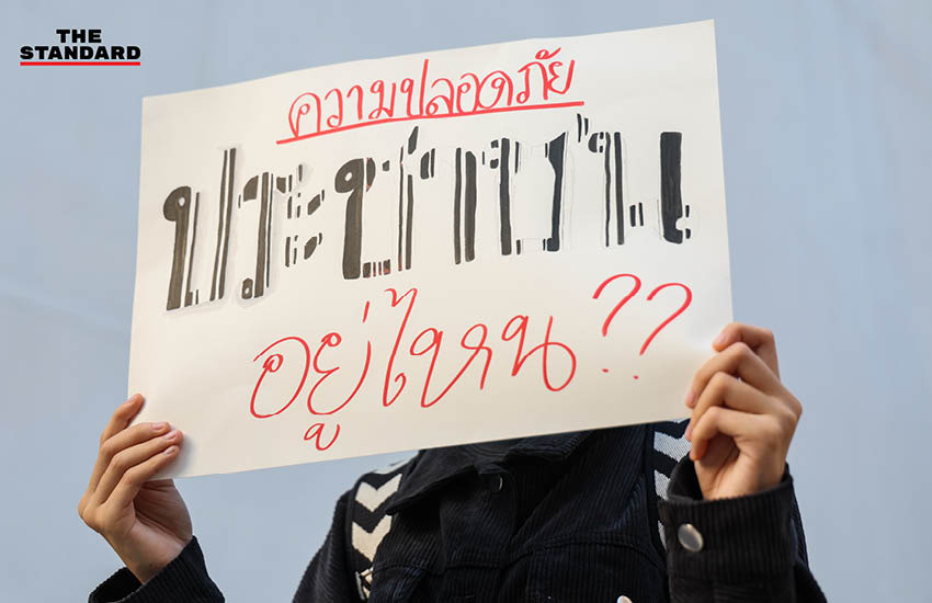 กลุ่มพลเมืองอิสระรวมตัวประท้วงหน้าหอศิลป์ฯ จัดกิจกรรม 'กินก๋วยเตี๋ยว' พร้อมชูป้ายเรียกร้องให้ กกต. นับคะแนนเลือกตั้งใหม่ทั้งประเทศ 7