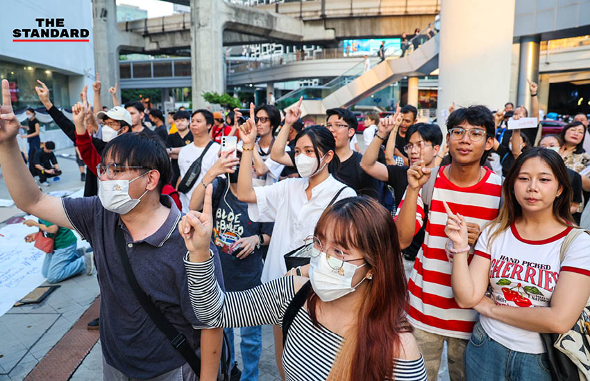 กลุ่มพลเมืองอิสระรวมตัวประท้วงหน้าหอศิลป์ฯ จัดกิจกรรม 'กินก๋วยเตี๋ยว' พร้อมชูป้ายเรียกร้องให้ กกต. นับคะแนนเลือกตั้งใหม่ทั้งประเทศ 8