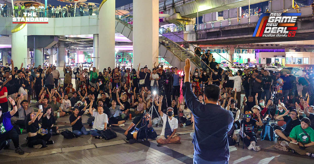 กลุ่มพลเมืองอิสระรวมตัวประท้วงหน้าหอศิลป์ฯ จัดกิจกรรม 'กินก๋วยเตี๋ยว' พร้อมชูป้ายเรียกร้องให้ กกต. นับคะแนนเลือกตั้งใหม่ทั้งประเทศ