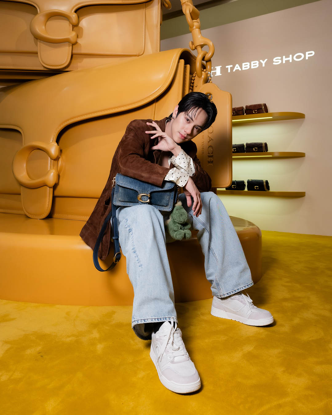บรรยากาศภายใน The Coach Tabby Shop แห่งแรกในไทยที่ EmQuartier โดดเด่นด้วยกระเป๋า Tabby ขนาดใหญ่และสีเหลืองสดใส 1