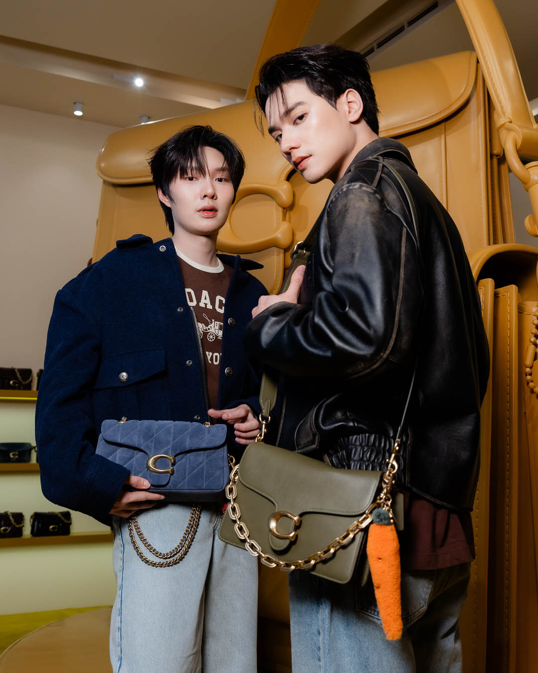 บรรยากาศภายใน The Coach Tabby Shop แห่งแรกในไทยที่ EmQuartier โดดเด่นด้วยกระเป๋า Tabby ขนาดใหญ่และสีเหลืองสดใส 2