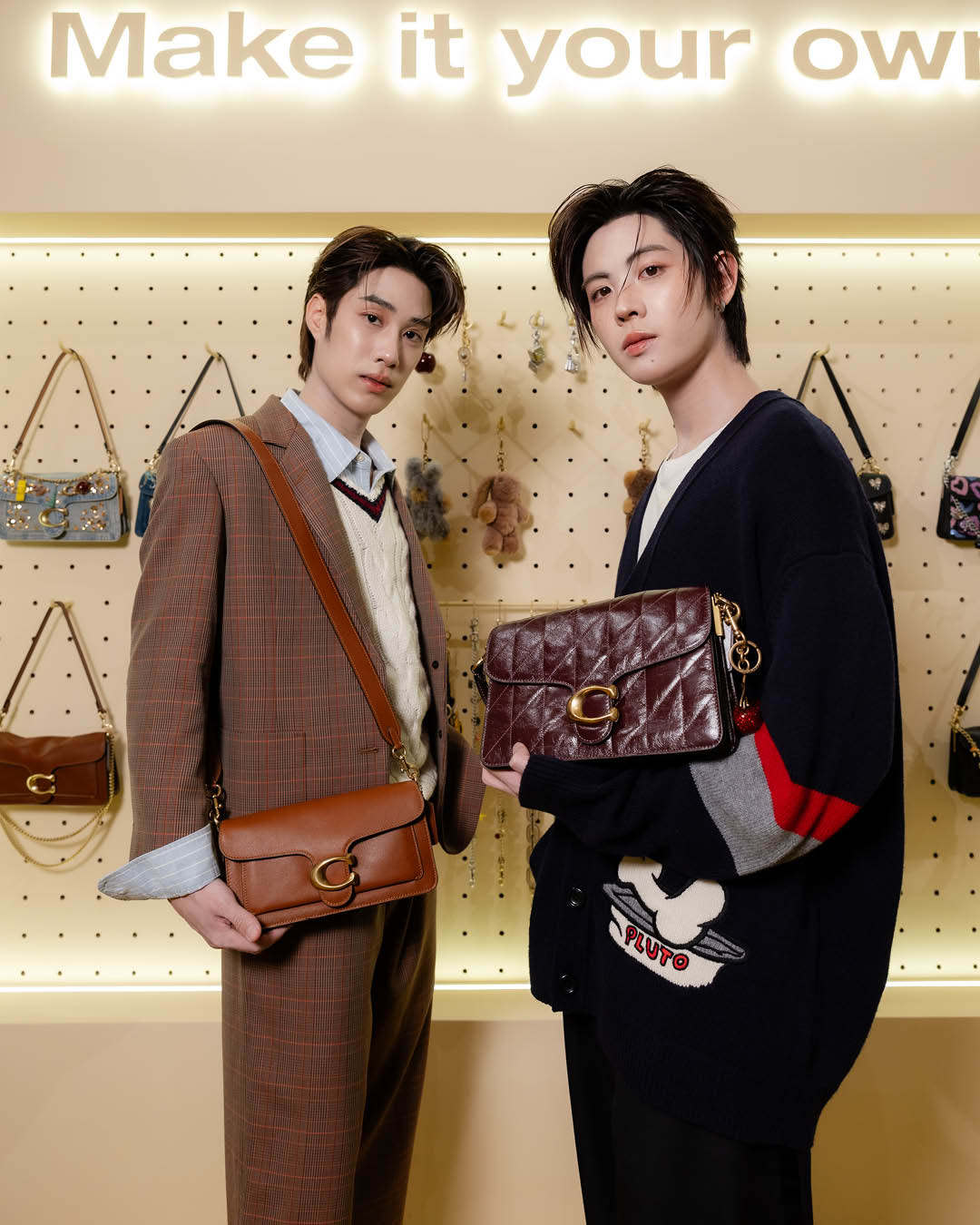 บรรยากาศภายใน The Coach Tabby Shop แห่งแรกในไทยที่ EmQuartier โดดเด่นด้วยกระเป๋า Tabby ขนาดใหญ่และสีเหลืองสดใส 5