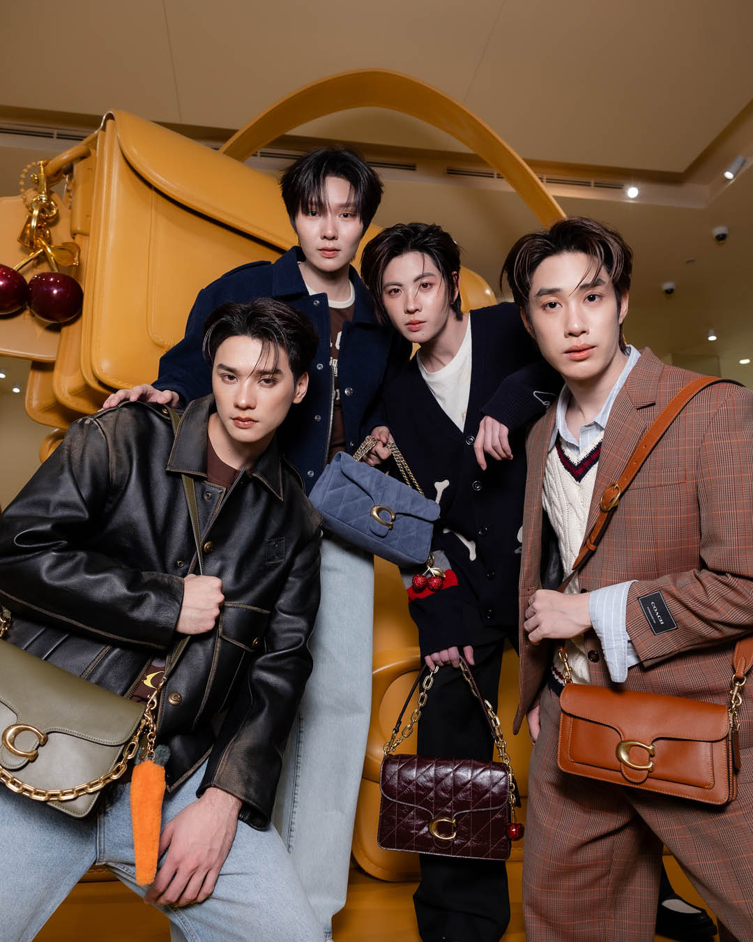 บรรยากาศภายใน The Coach Tabby Shop แห่งแรกในไทยที่ EmQuartier โดดเด่นด้วยกระเป๋า Tabby ขนาดใหญ่และสีเหลืองสดใส 8