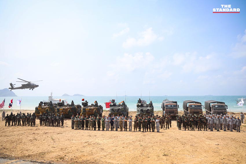 ภาพการฝึกยุทธวิธีสะเทินน้ำสะเทินบกในการฝึก Cobra Gold 2026 ที่หาดยาว ชลบุรี โดยกองทัพไทย สหรัฐฯ เกาหลีใต้ และสิงคโปร์ 24