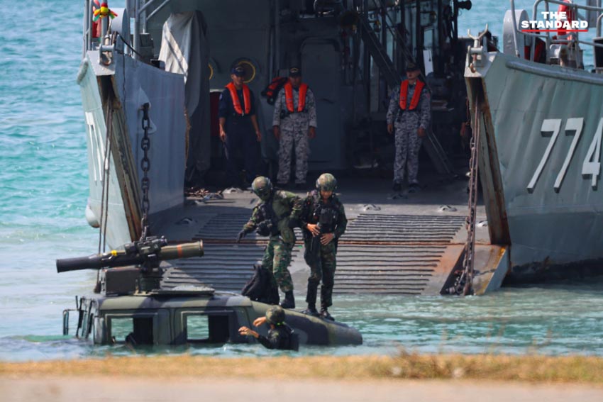 ภาพการฝึกยุทธวิธีสะเทินน้ำสะเทินบกในการฝึก Cobra Gold 2026 ที่หาดยาว ชลบุรี โดยกองทัพไทย สหรัฐฯ เกาหลีใต้ และสิงคโปร์ 4