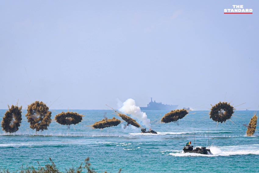 ภาพการฝึกยุทธวิธีสะเทินน้ำสะเทินบกในการฝึก Cobra Gold 2026 ที่หาดยาว ชลบุรี โดยกองทัพไทย สหรัฐฯ เกาหลีใต้ และสิงคโปร์ 7