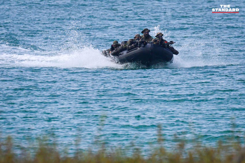 ภาพการฝึกยุทธวิธีสะเทินน้ำสะเทินบกในการฝึก Cobra Gold 2026 ที่หาดยาว ชลบุรี โดยกองทัพไทย สหรัฐฯ เกาหลีใต้ และสิงคโปร์ 9