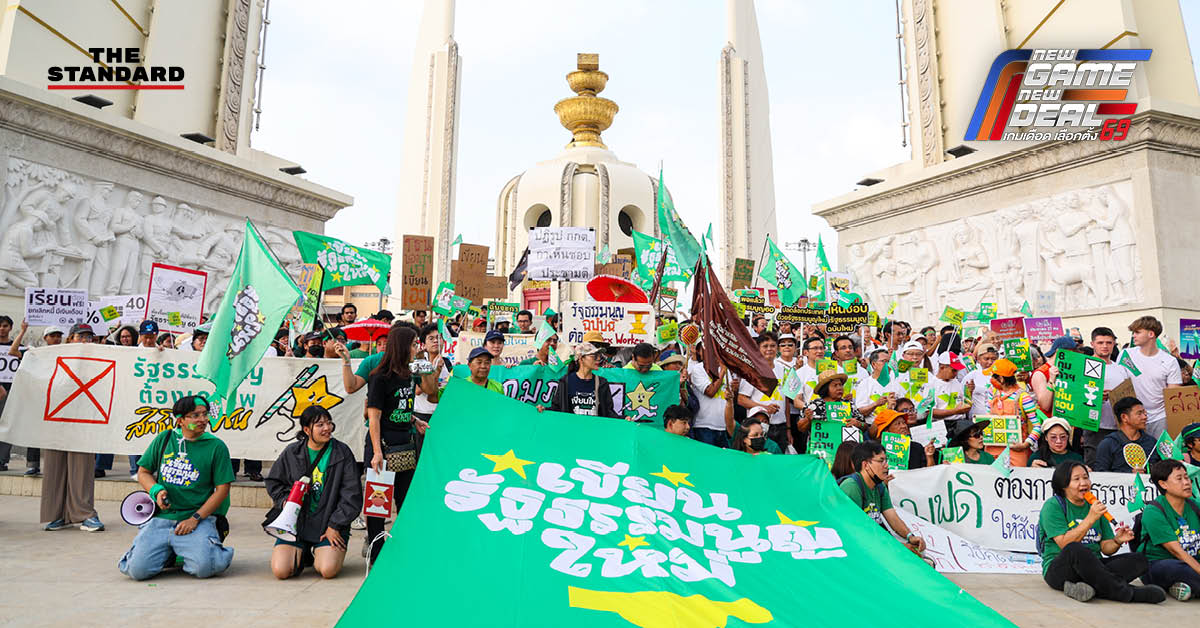 ภาพตัวแทนเครือข่ายประชาชนร่างรัฐธรรมนูญ (ConforAll) และเครือข่ายสังเกตการณ์การเลือกตั้ง Vote62 แถลงข่าวชัยชนะประชามติและจี้ กกต. เปิดเผยคะแนนดิบ
