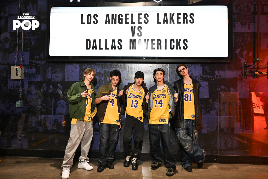 ภาพวง CORTIS แสดงบนเวทีในงาน NBA All-Star Celebrity Game 1