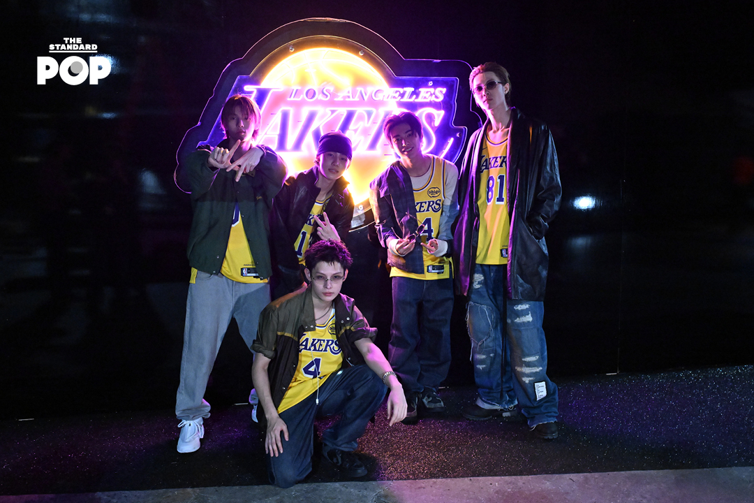 ภาพวง CORTIS แสดงบนเวทีในงาน NBA All-Star Celebrity Game 4