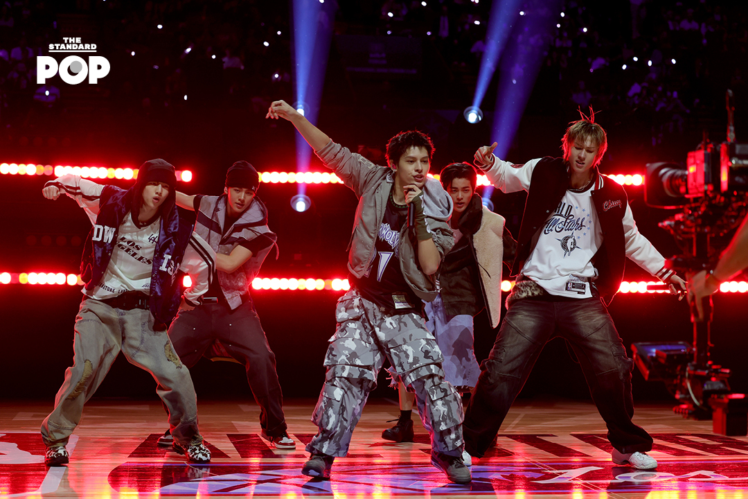 ภาพวง CORTIS แสดงบนเวทีในงาน NBA All-Star Celebrity Game 9