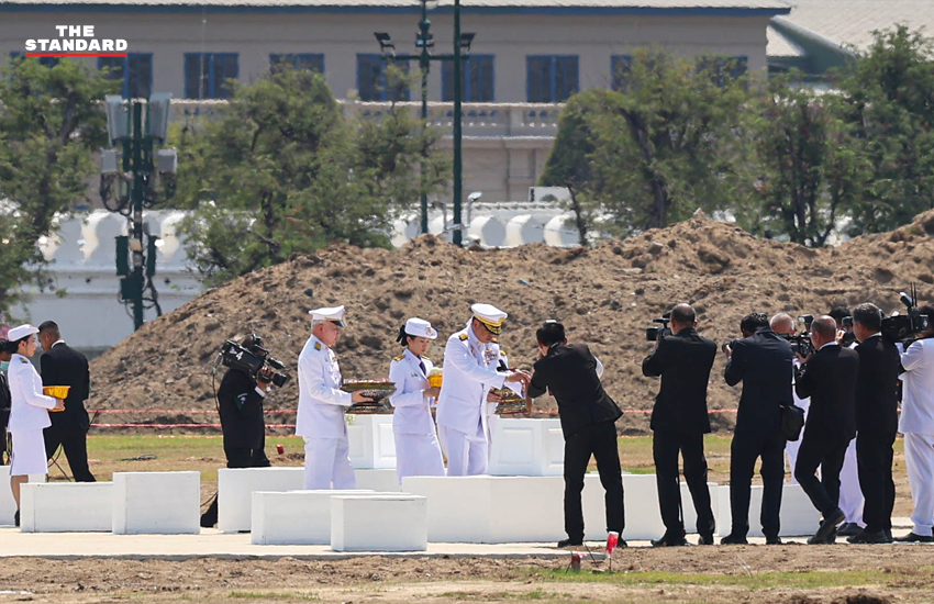 สมเด็จพระกนิษฐาธิราชเจ้า กรมสมเด็จพระเทพรัตนราชสุดาฯ สยามบรมราชกุมารี ทรงประกอบพิธีปักหมุดวางผังก่อสร้างพระเมรุมาศ สมเด็จพระบรมราชชนนีพันปีหลวง ที่ท้องสนามหลวง 10