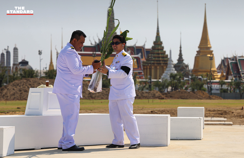 สมเด็จพระกนิษฐาธิราชเจ้า กรมสมเด็จพระเทพรัตนราชสุดาฯ สยามบรมราชกุมารี ทรงประกอบพิธีปักหมุดวางผังก่อสร้างพระเมรุมาศ สมเด็จพระบรมราชชนนีพันปีหลวง ที่ท้องสนามหลวง 12