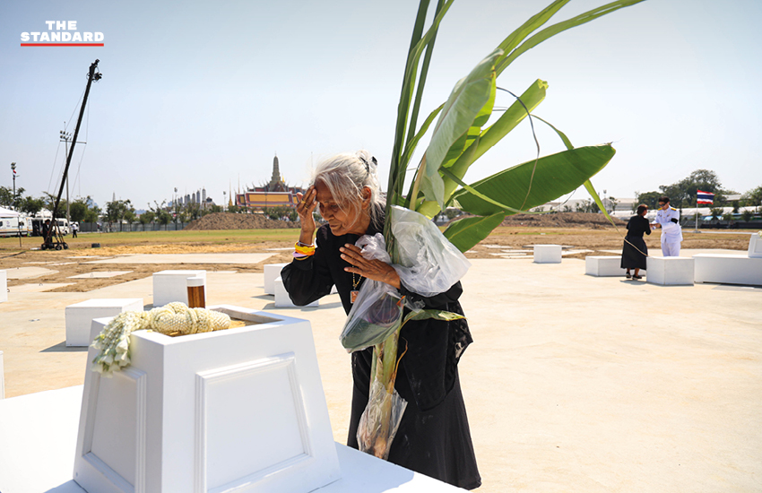 สมเด็จพระกนิษฐาธิราชเจ้า กรมสมเด็จพระเทพรัตนราชสุดาฯ สยามบรมราชกุมารี ทรงประกอบพิธีปักหมุดวางผังก่อสร้างพระเมรุมาศ สมเด็จพระบรมราชชนนีพันปีหลวง ที่ท้องสนามหลวง 14