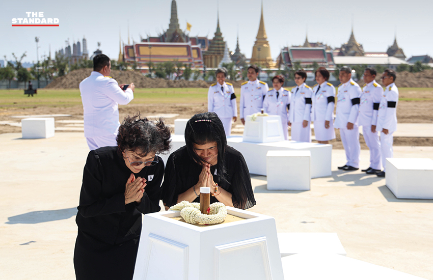 สมเด็จพระกนิษฐาธิราชเจ้า กรมสมเด็จพระเทพรัตนราชสุดาฯ สยามบรมราชกุมารี ทรงประกอบพิธีปักหมุดวางผังก่อสร้างพระเมรุมาศ สมเด็จพระบรมราชชนนีพันปีหลวง ที่ท้องสนามหลวง 6