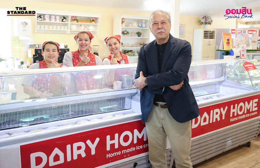 ภาพผู้บริหารแดรี่โฮมและธนาคารออมสินพูดคุยกัน สื่อถึงความร่วมมือในการพัฒนาธุรกิจเพื่อสังคมและเกษตรกรโคนม 1