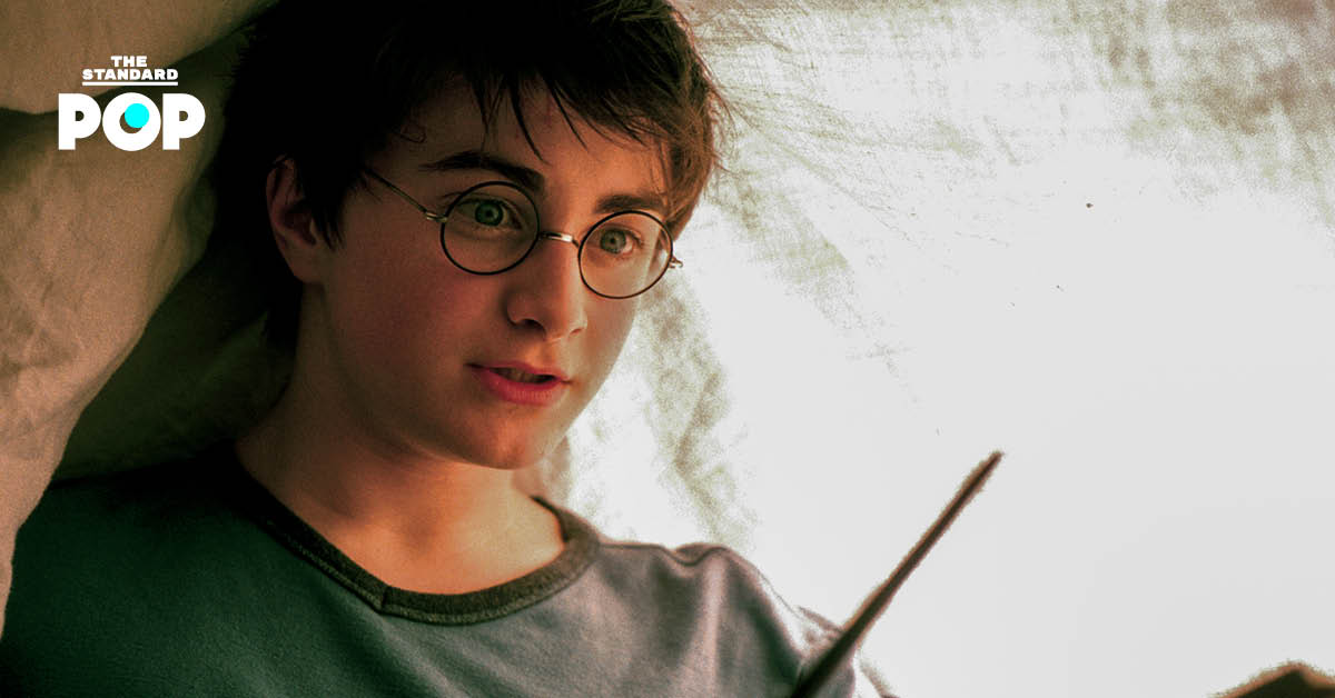 Daniel Radcliffe ในชุดนักเรียนฮอกวอตส์ขณะถ่ายทำภาพยนตร์ Harry Potter